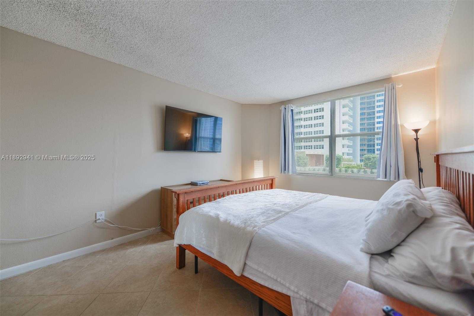 Small Image of 1980 SOUTH OCEAN DR #4L, Hallandale Beach Number 6