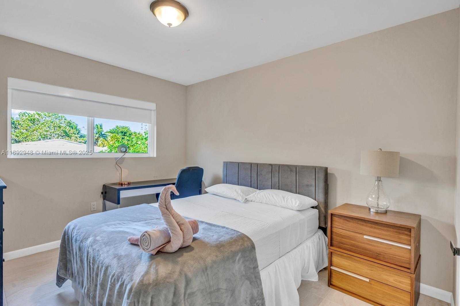 Small Image of Miami Number 8