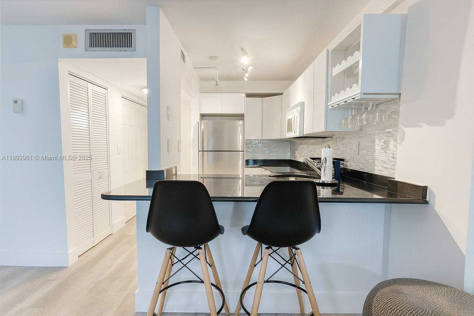 Small Image of 1035 WEST AVE #707, Miami Beach Number 4