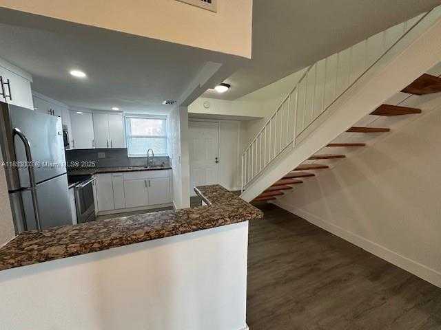 Small Image of 9375 FONTAINEBLEAU BLVD #L416, Miami Number 6