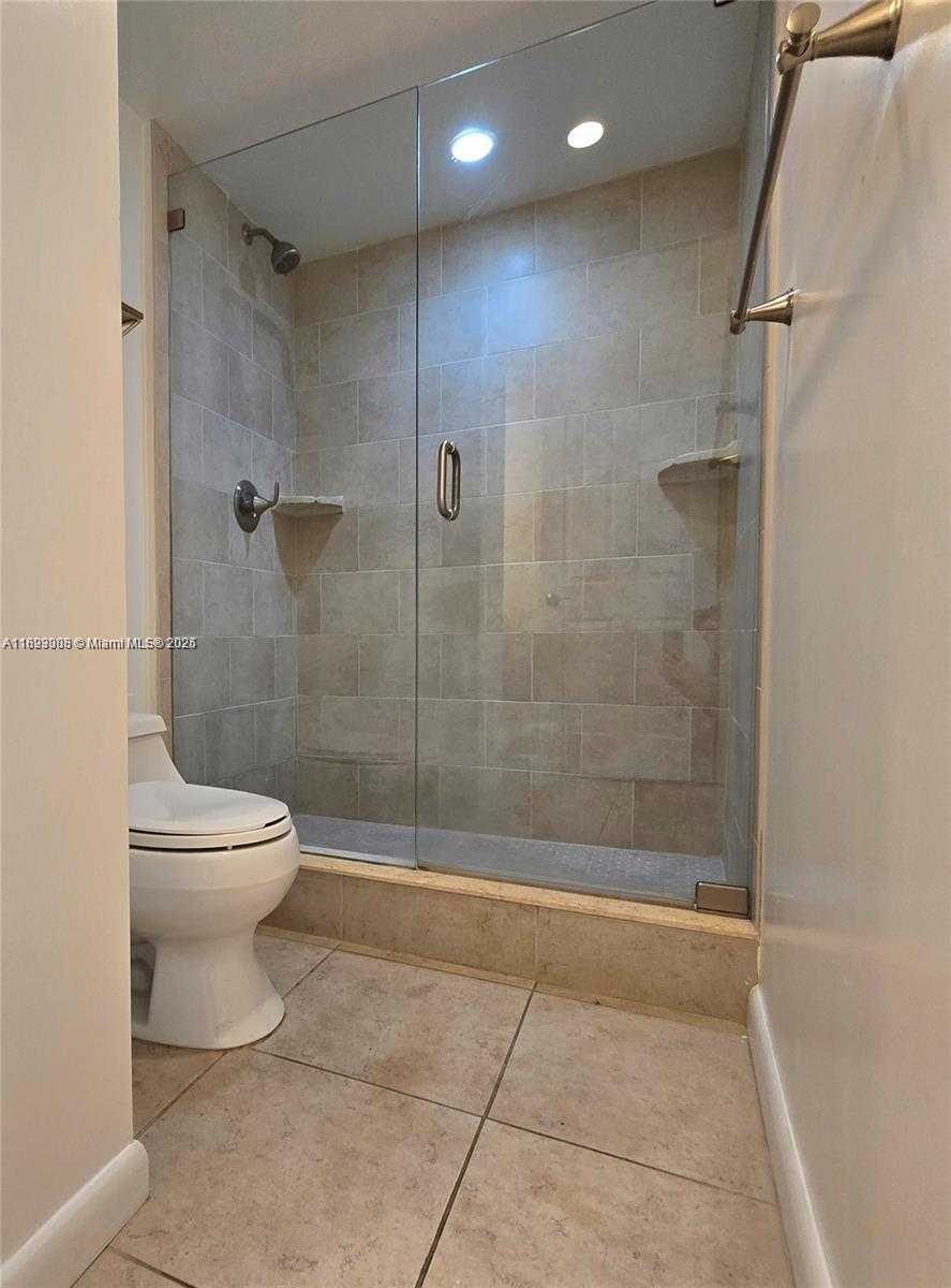 Small Image of 18071 BISCAYNE BLVD #302, Aventura Number 13