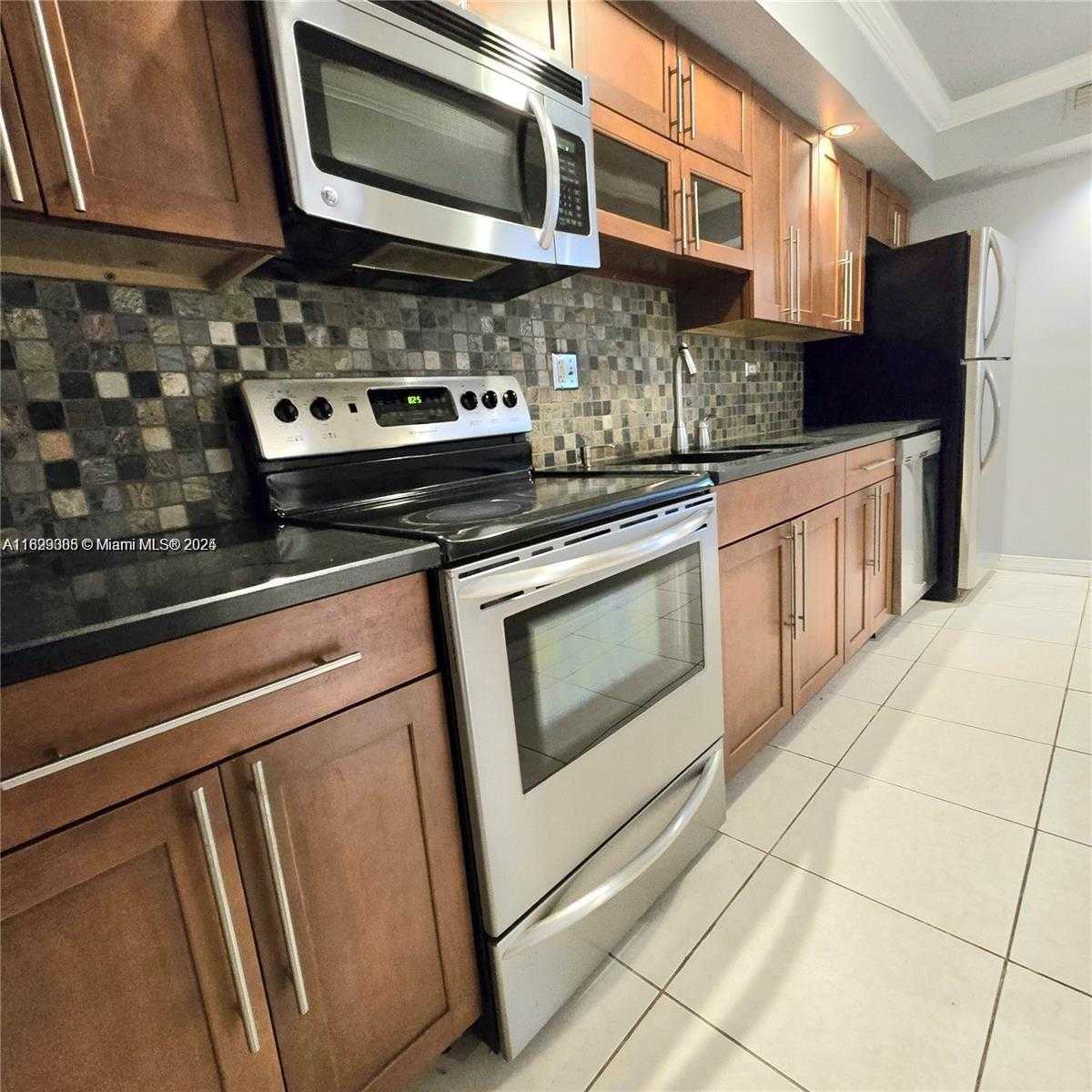 Small Image of 18071 BISCAYNE BLVD #302, Aventura Number 2