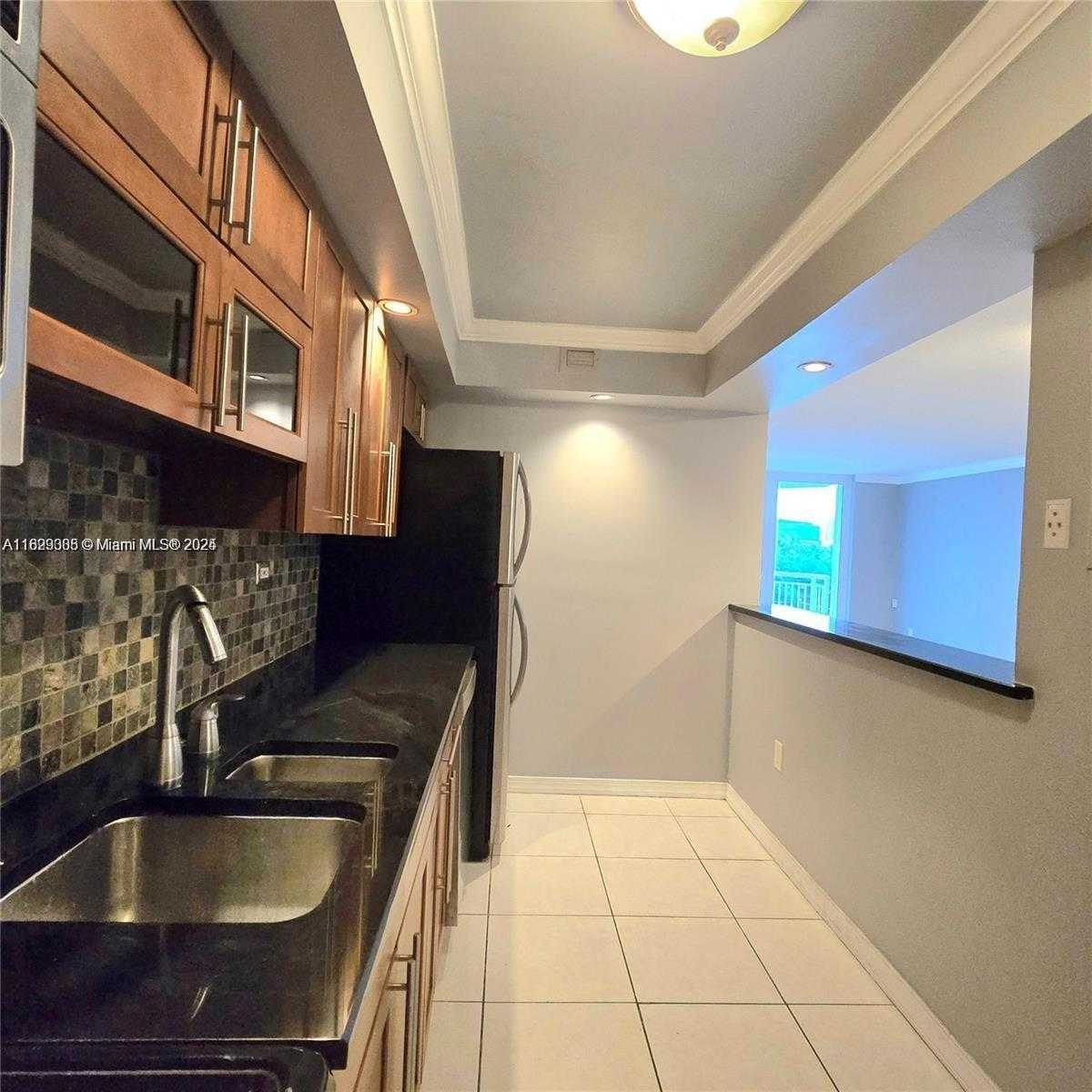 Small Image of 18071 BISCAYNE BLVD #302, Aventura Number 4