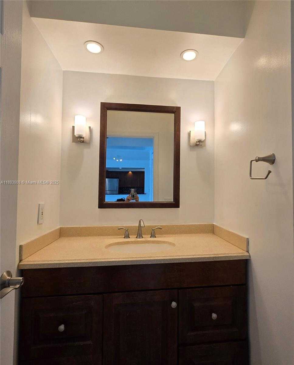 Small Image of 18071 BISCAYNE BLVD #302, Aventura Number 9
