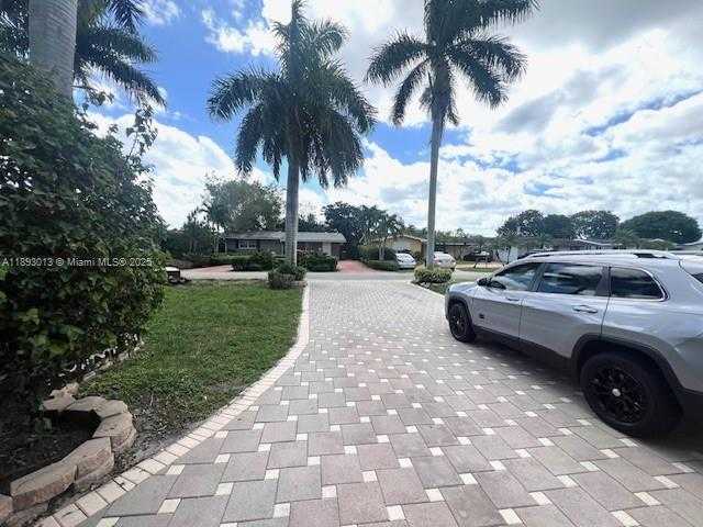 Small Image of 8831 NORTH WEST 10TH ST, Pembroke Pines Number 30