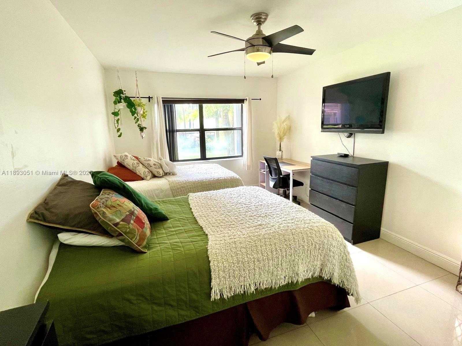 Small Image of 8290 LAKE DR #128, Doral Number 10