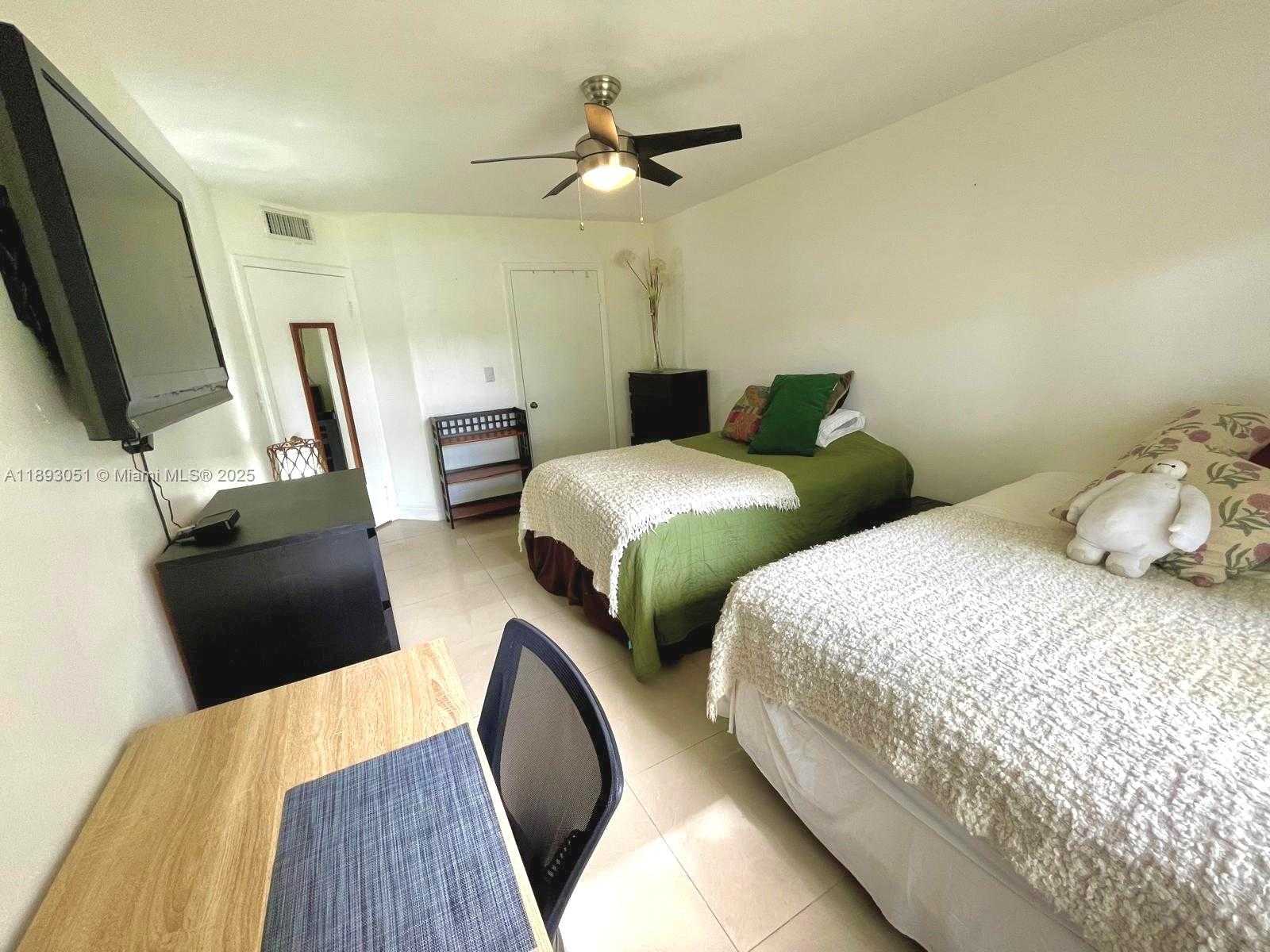 Small Image of 8290 LAKE DR #128, Doral Number 13