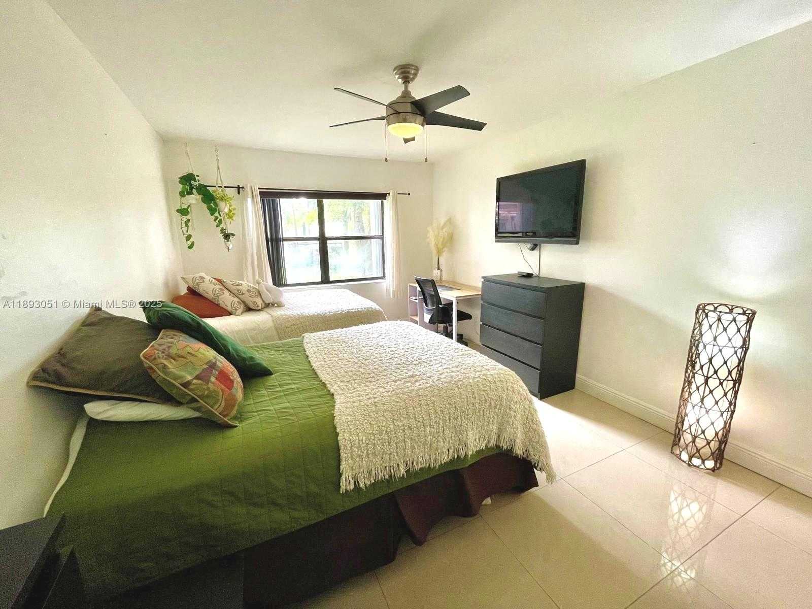 Small Image of 8290 LAKE DR #128, Doral Number 14