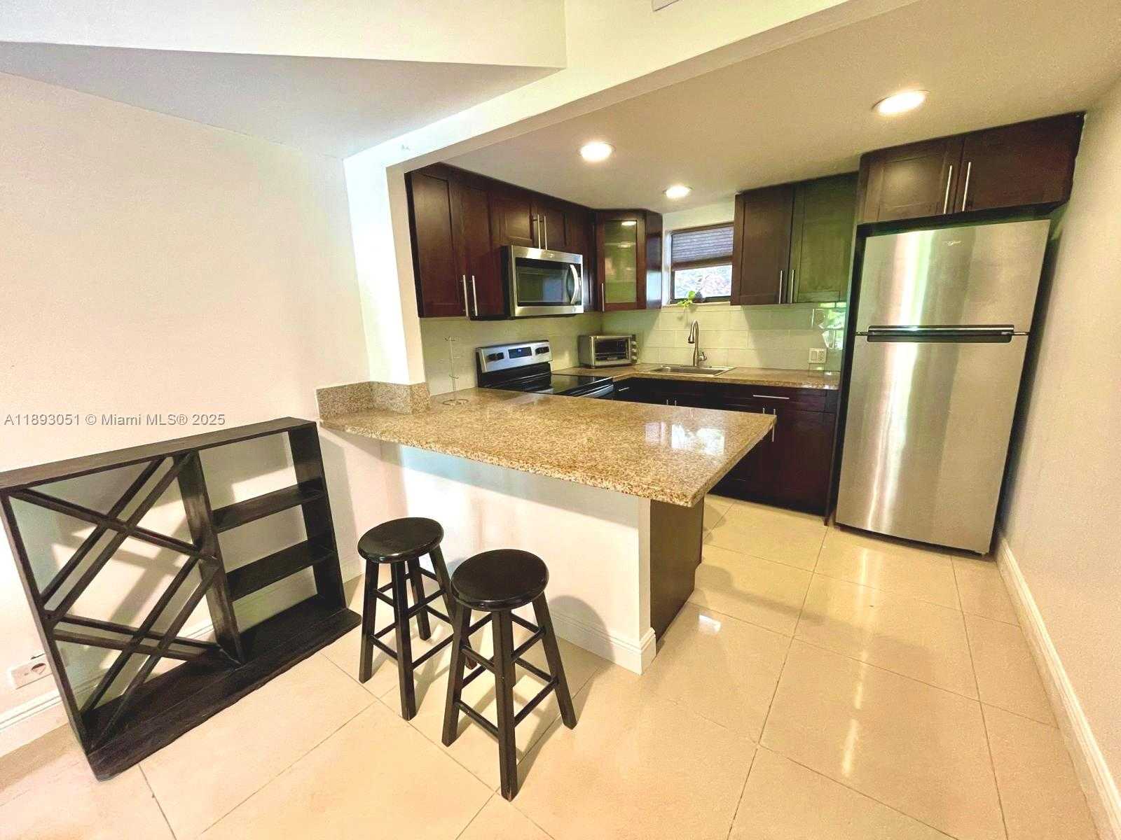 Small Image of 8290 LAKE DR #128, Doral Number 20