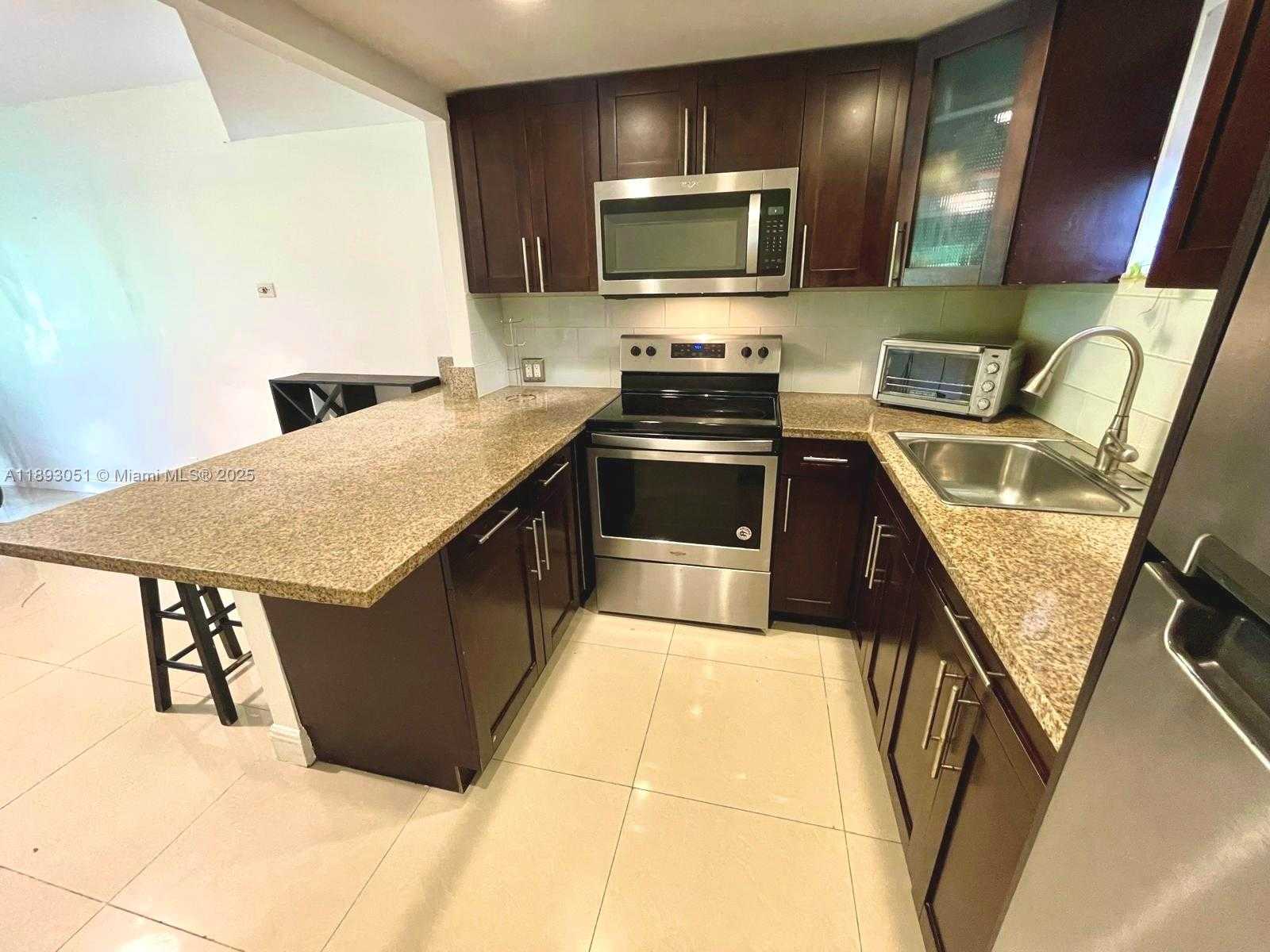 Small Image of 8290 LAKE DR #128, Doral Number 21