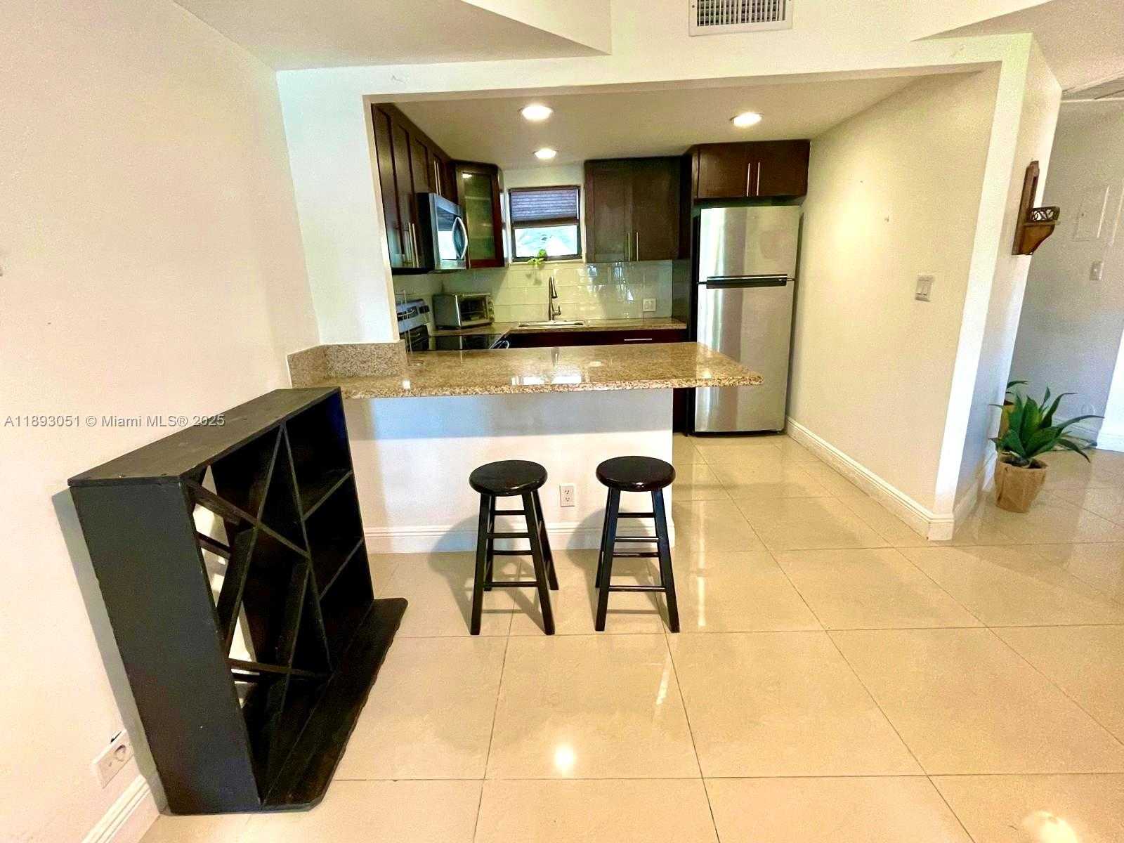 Small Image of 8290 LAKE DR #128, Doral Number 22