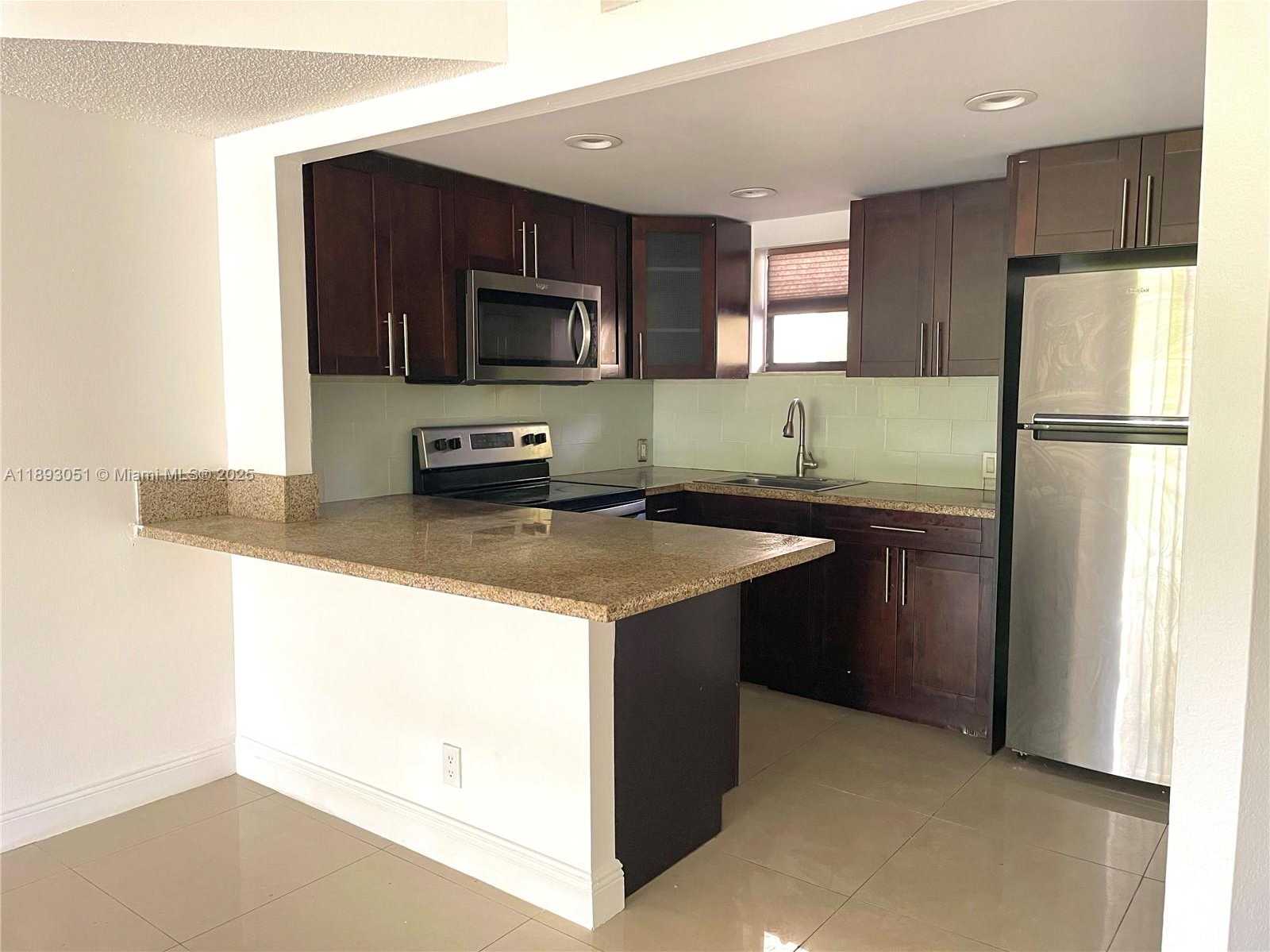 Small Image of 8290 LAKE DR #128, Doral Number 23