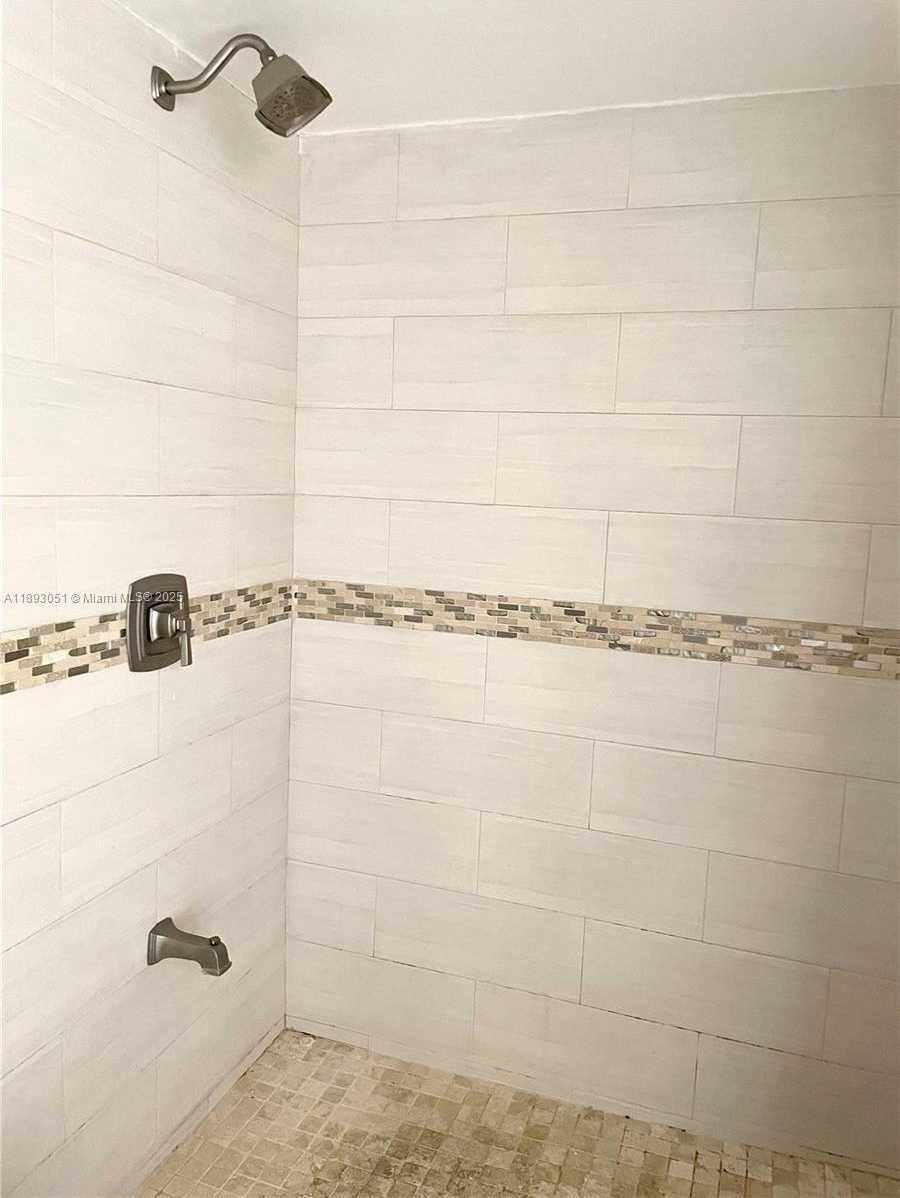 Small Image of 8290 LAKE DR #128, Doral Number 36