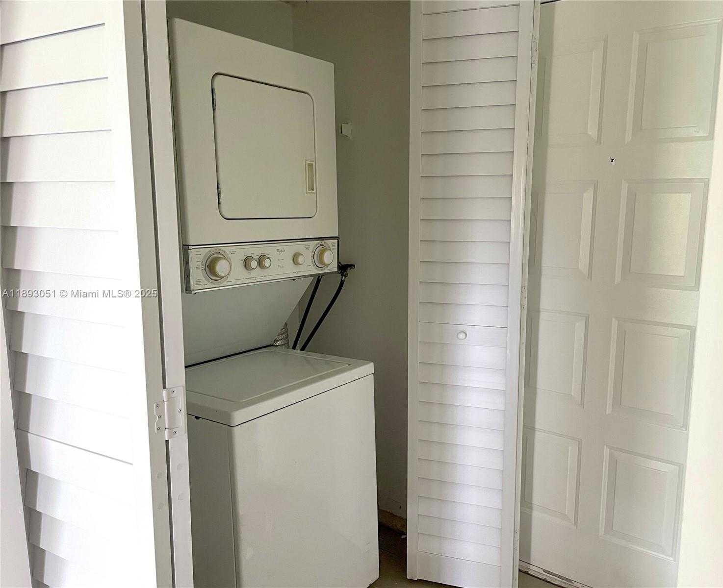 Small Image of 8290 LAKE DR #128, Doral Number 37