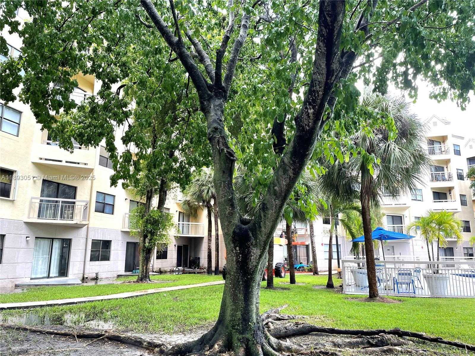 Small Image of 8290 LAKE DR #128, Doral Number 46