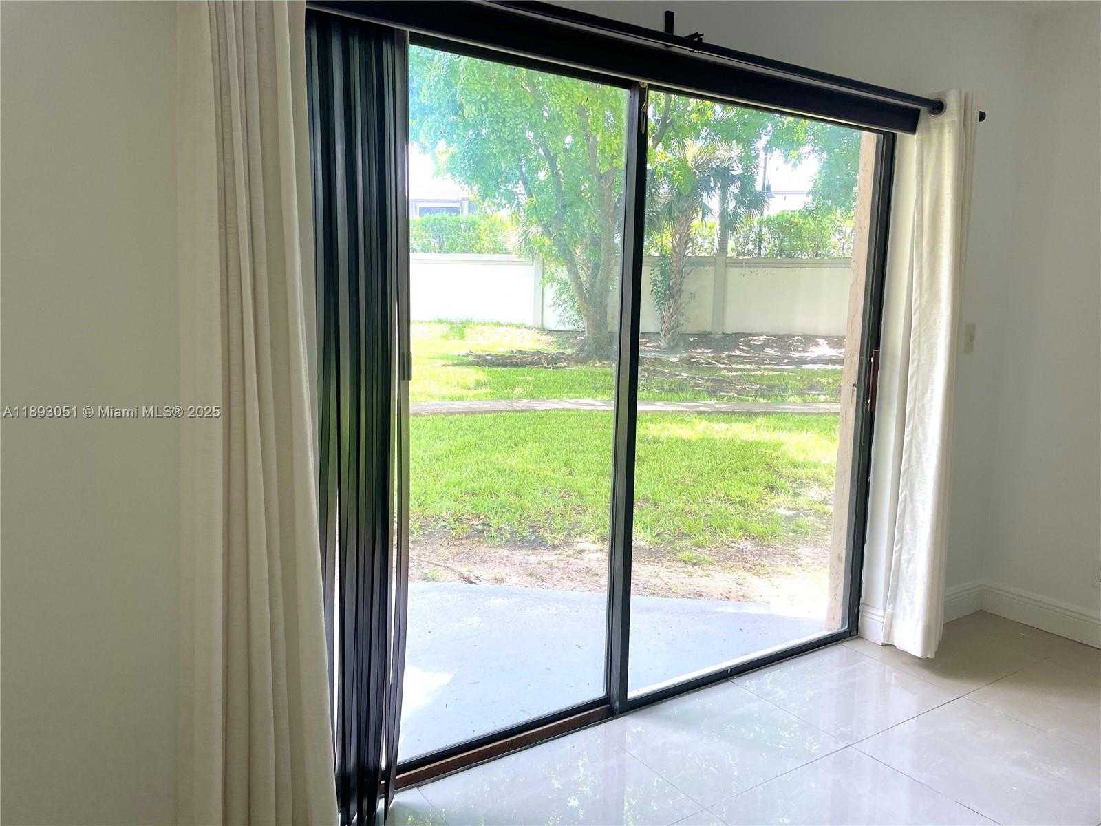 Small Image of 8290 LAKE DR #128, Doral Number 5