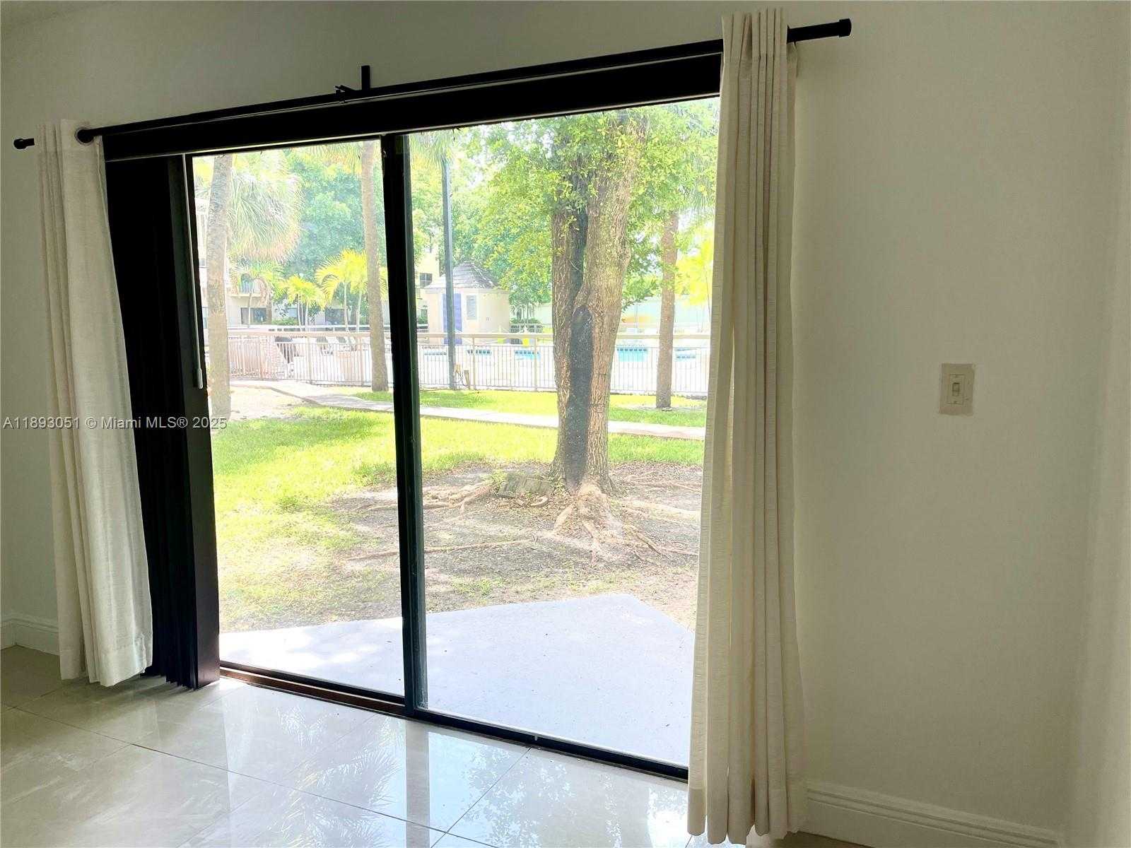 Small Image of 8290 LAKE DR #128, Doral Number 6