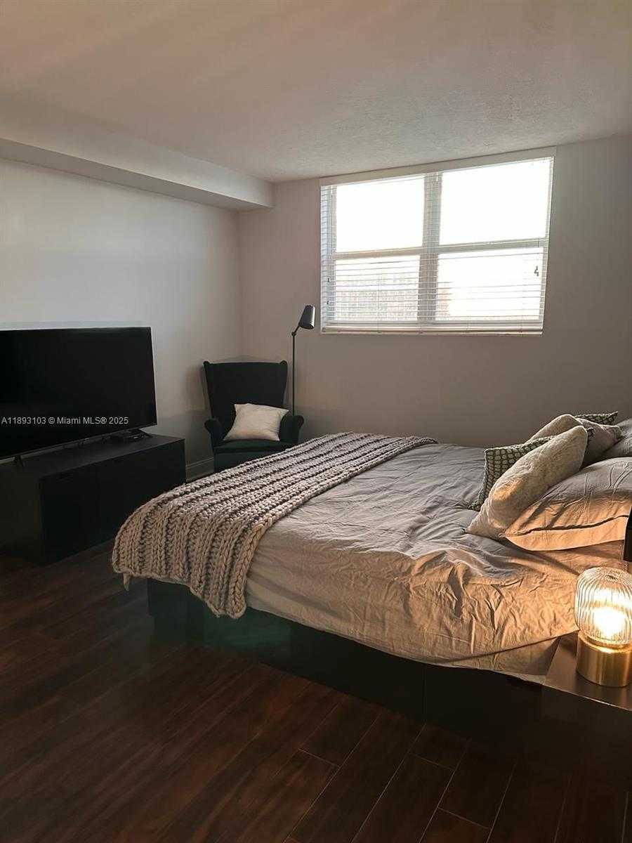 Small Image of 3000 SOUTH OCEAN DR #612, Hollywood Number 4