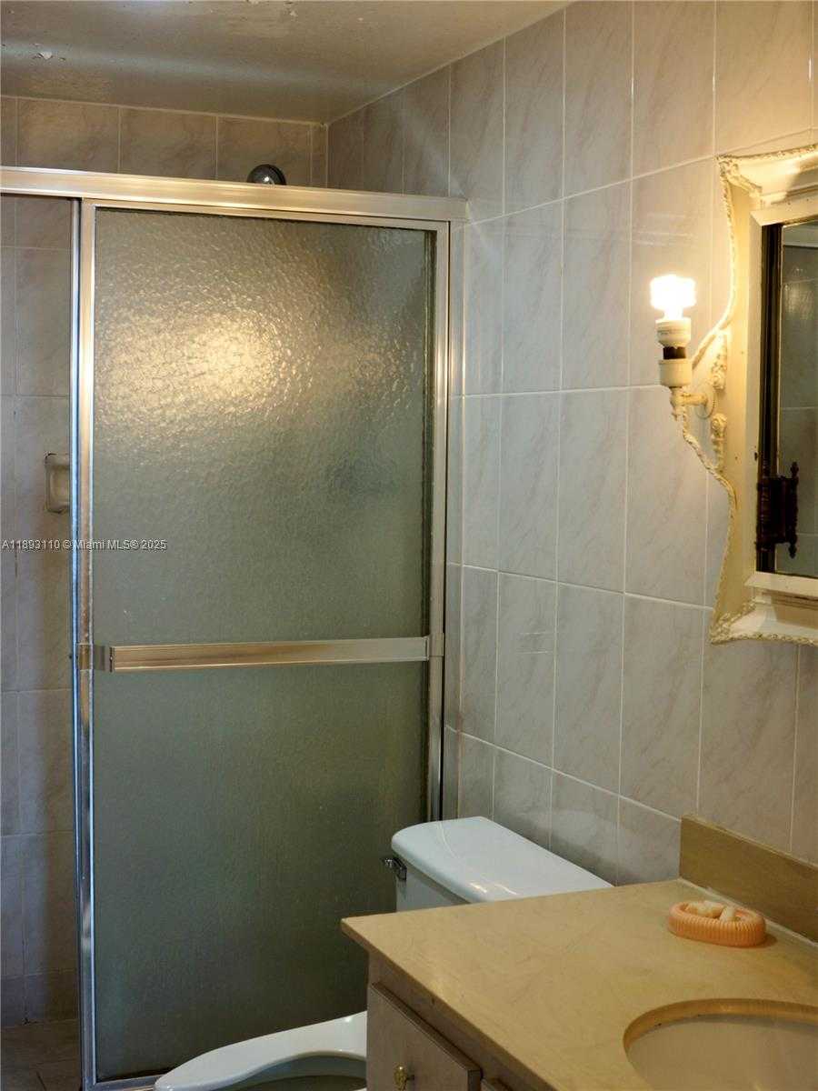 Small Image of 300 BAYVIEW DR #1206, Sunny Isles Beach Number 11