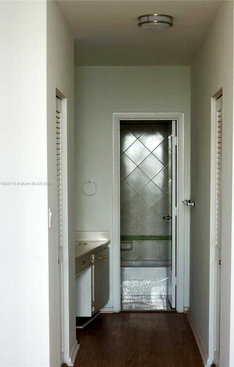 Small Image of 300 BAYVIEW DR #1206, Sunny Isles Beach Number 15