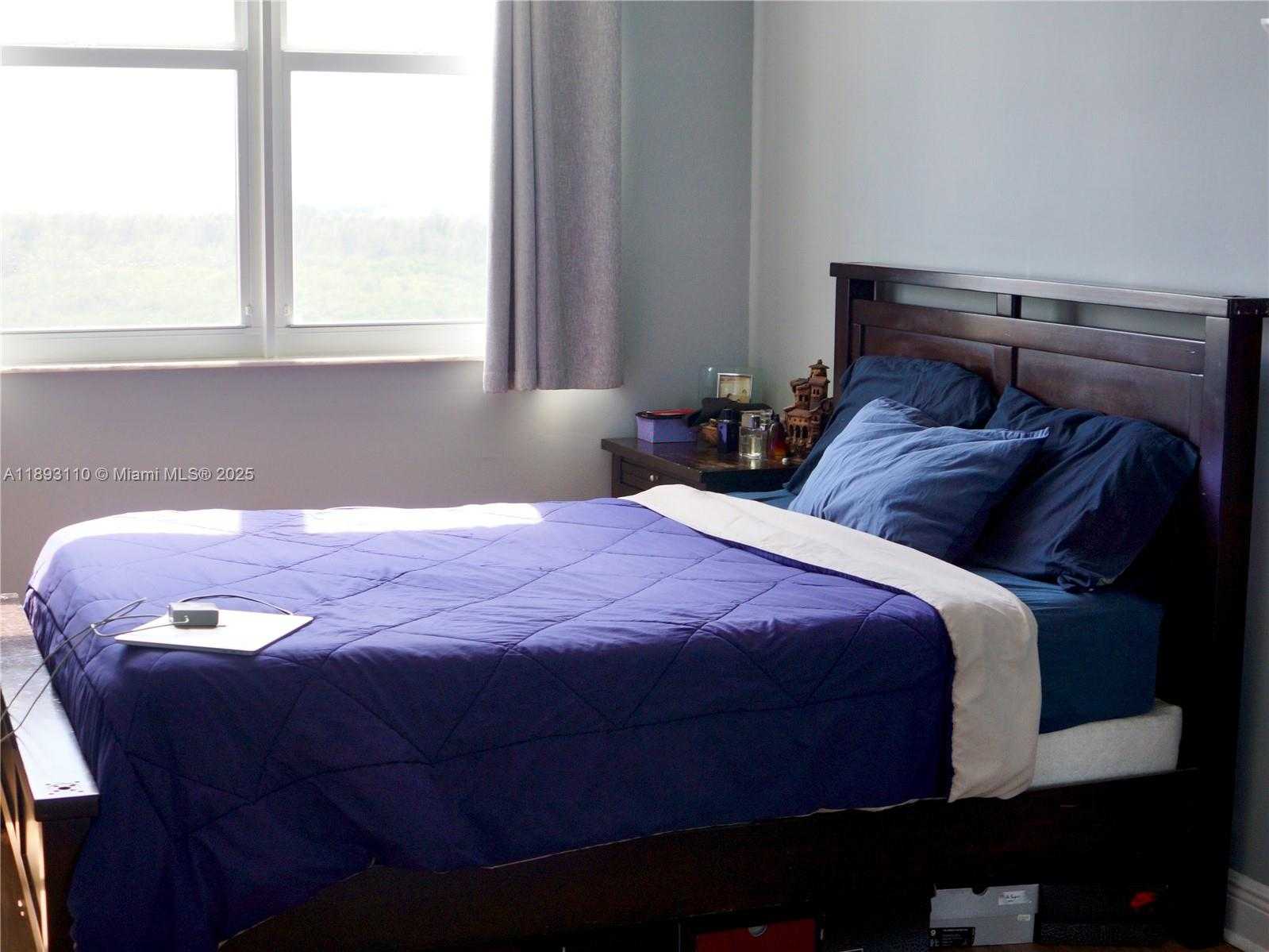 Small Image of 300 BAYVIEW DR #1206, Sunny Isles Beach Number 17