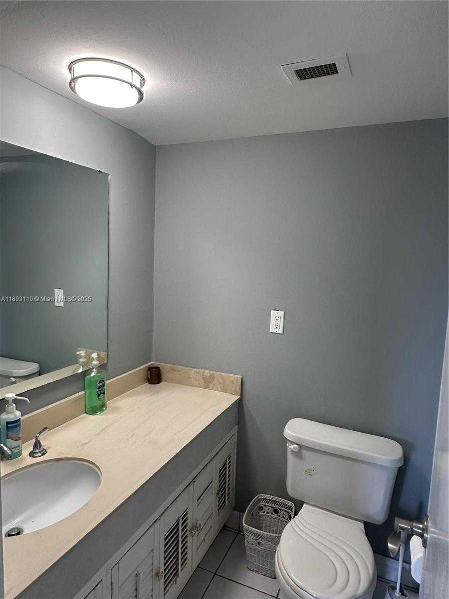 Small Image of 300 BAYVIEW DR #1206, Sunny Isles Beach Number 18