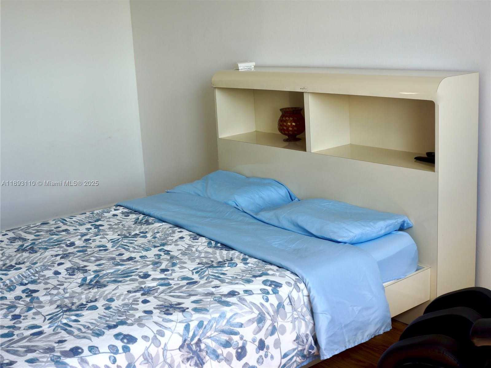 Small Image of 300 BAYVIEW DR #1206, Sunny Isles Beach Number 19