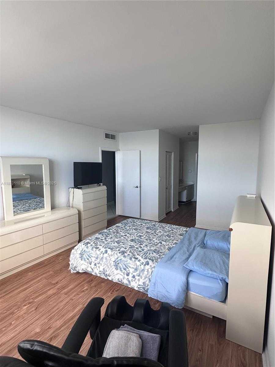 Small Image of 300 BAYVIEW DR #1206, Sunny Isles Beach Number 2