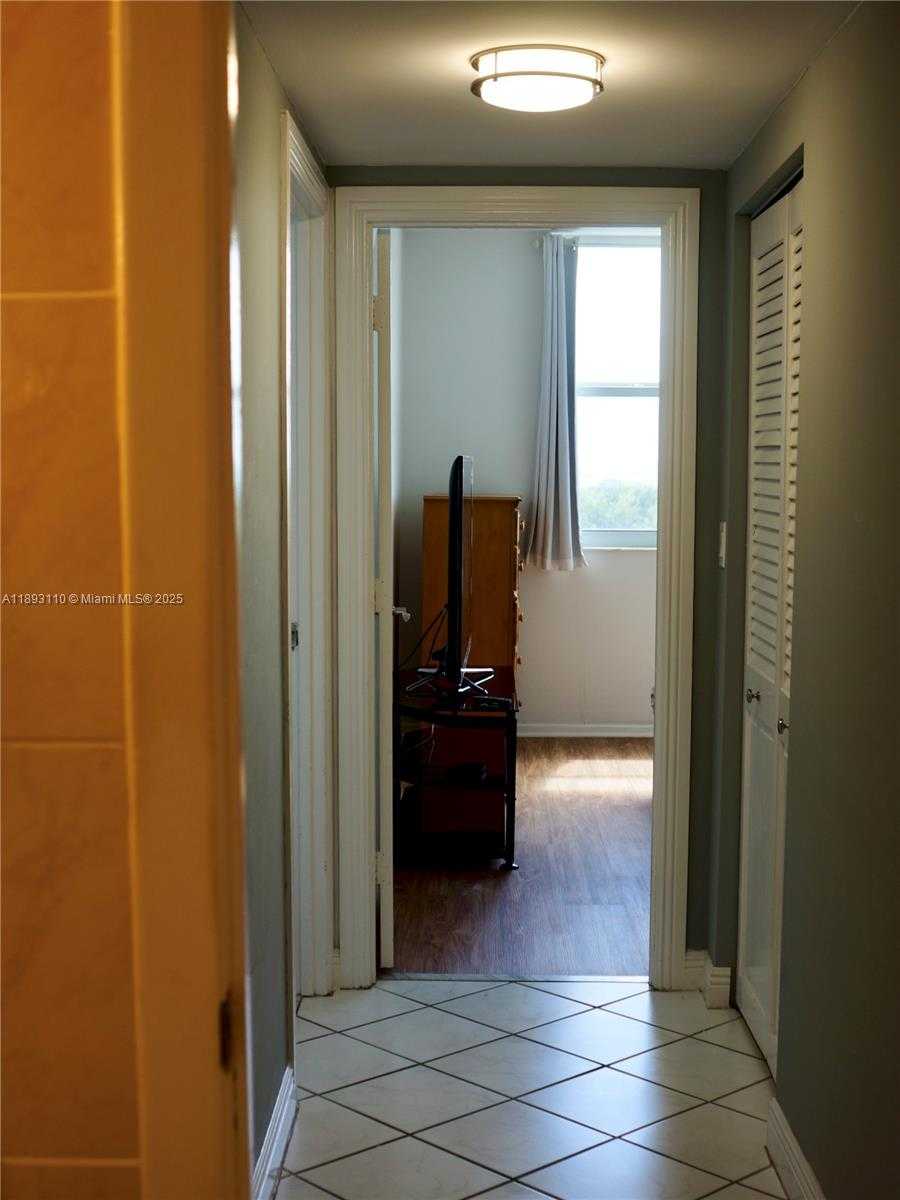 Small Image of 300 BAYVIEW DR #1206, Sunny Isles Beach Number 22