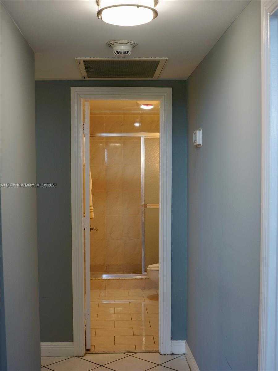 Small Image of 300 BAYVIEW DR #1206, Sunny Isles Beach Number 7