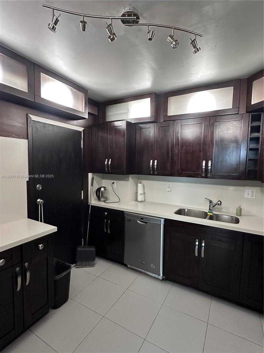 Small Image of 300 BAYVIEW DR #1206, Sunny Isles Beach Number 9