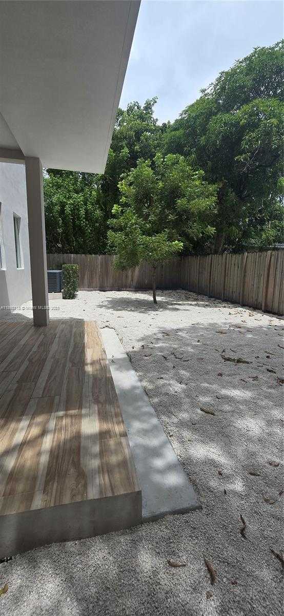 Small Image of 3790 OAK AVE, Miami Number 19