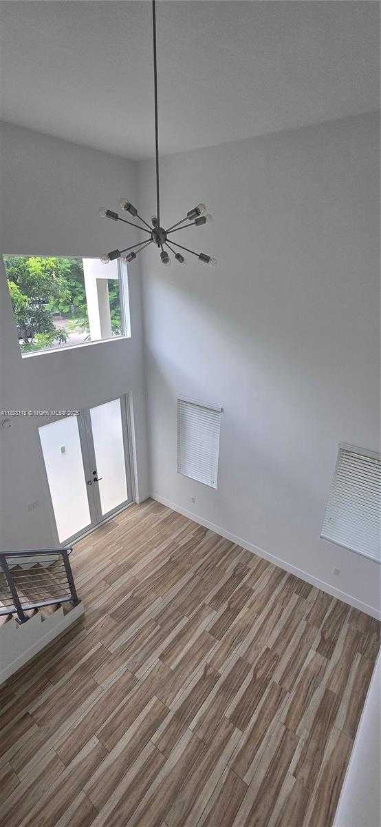 Small Image of 3790 OAK AVE, Miami Number 4