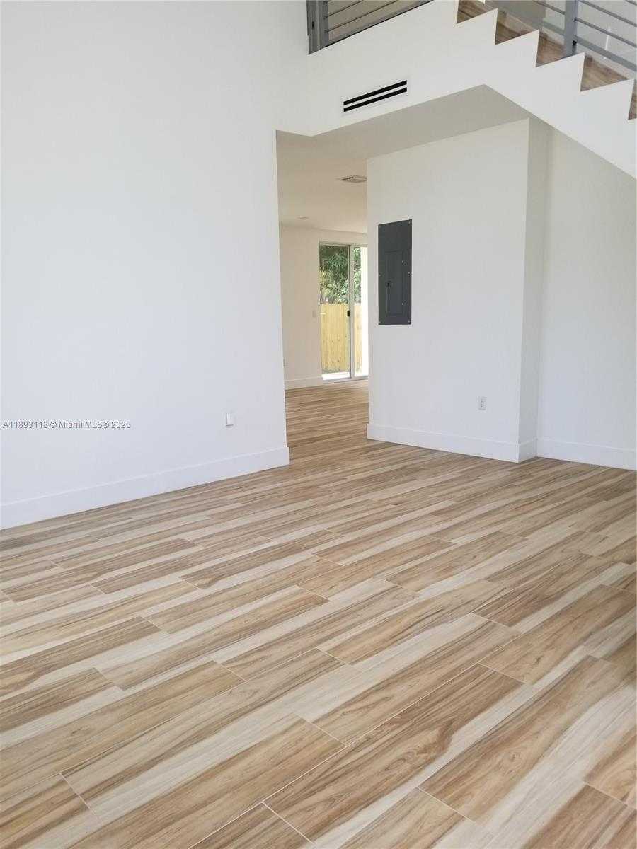 Small Image of 3790 OAK AVE, Miami Number 6