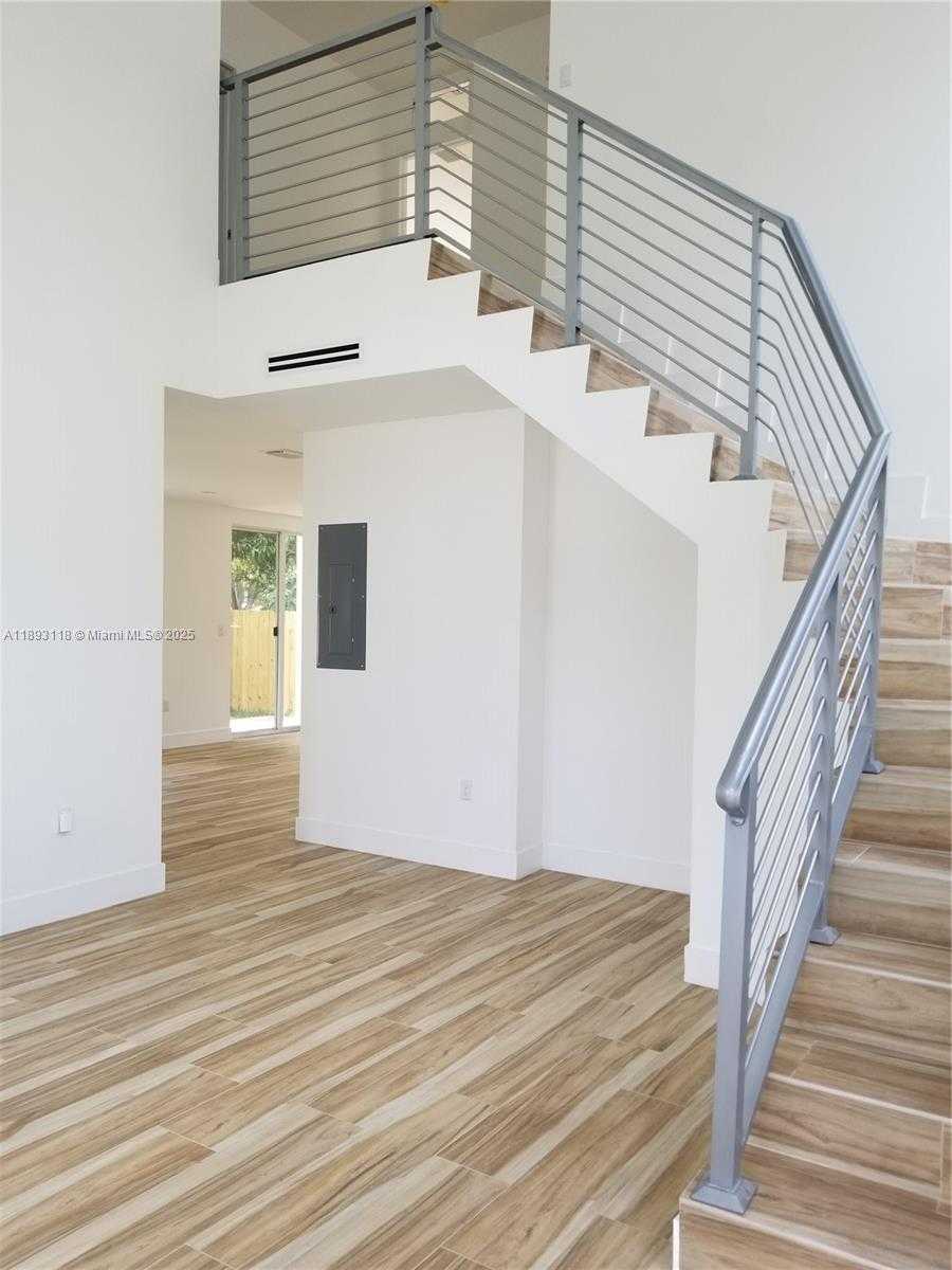 Small Image of 3790 OAK AVE, Miami Number 7