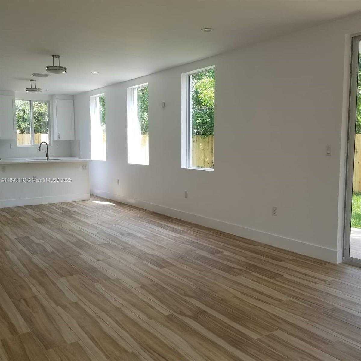 Small Image of 3790 OAK AVE, Miami Number 9