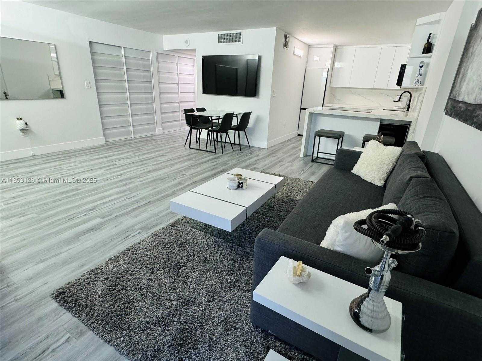 Small Image of 345 OCEAN DR #325, Miami Beach Number 3