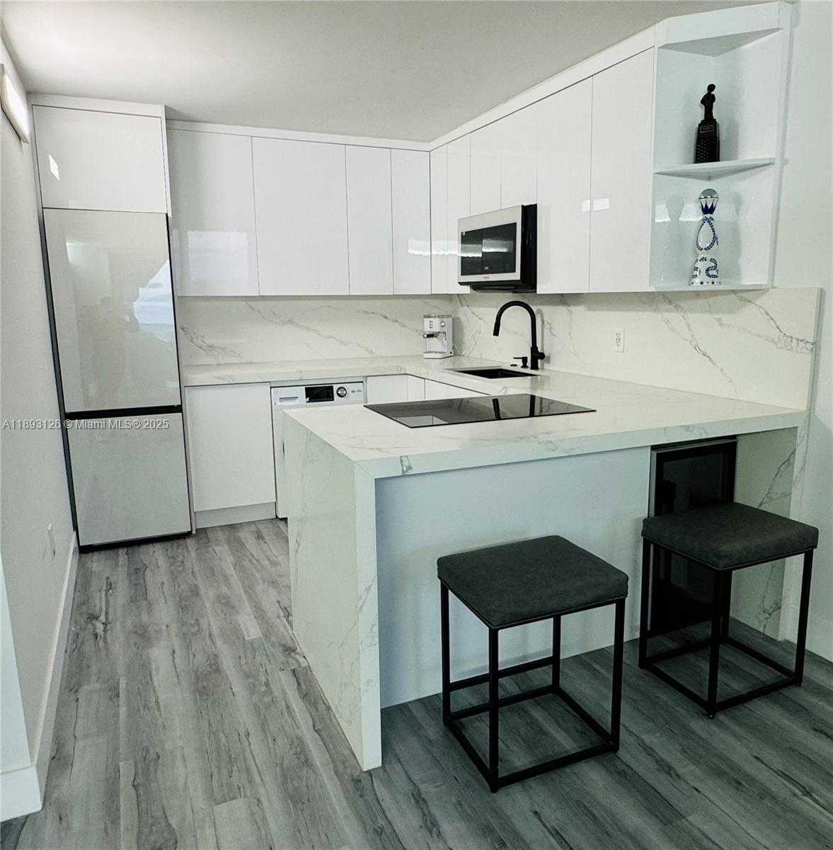 Small Image of 345 OCEAN DR #325, Miami Beach Number 5