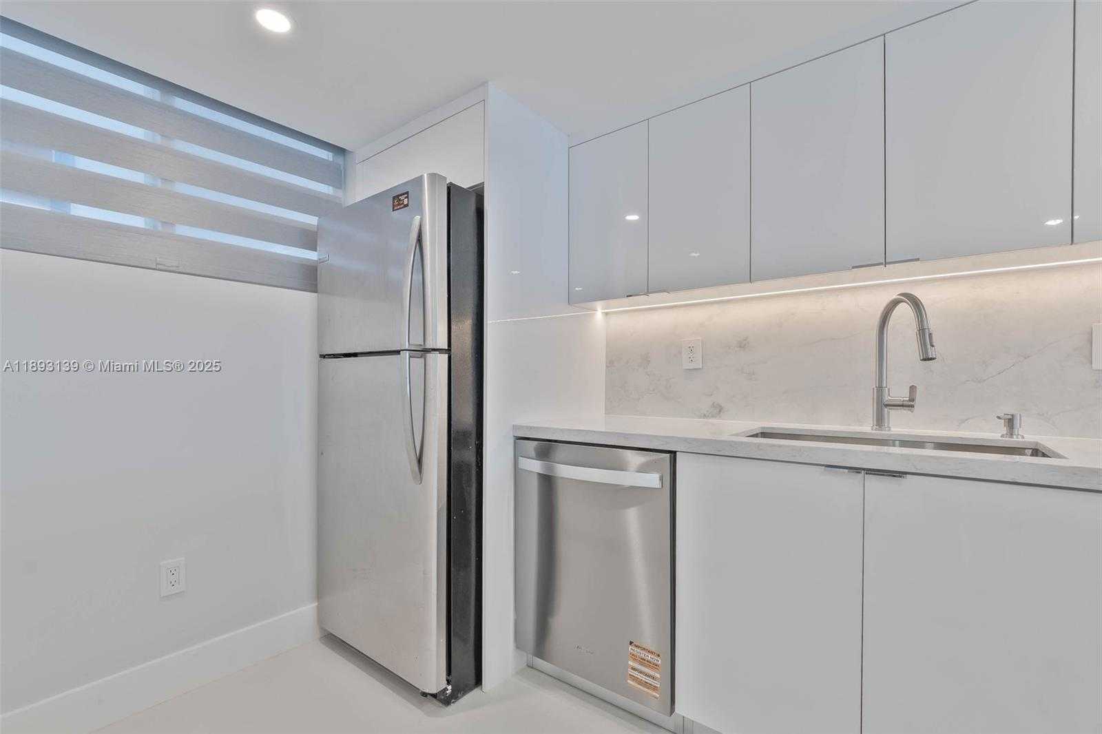 Small Image of 1665 BAY RD #522, Miami Beach Number 12