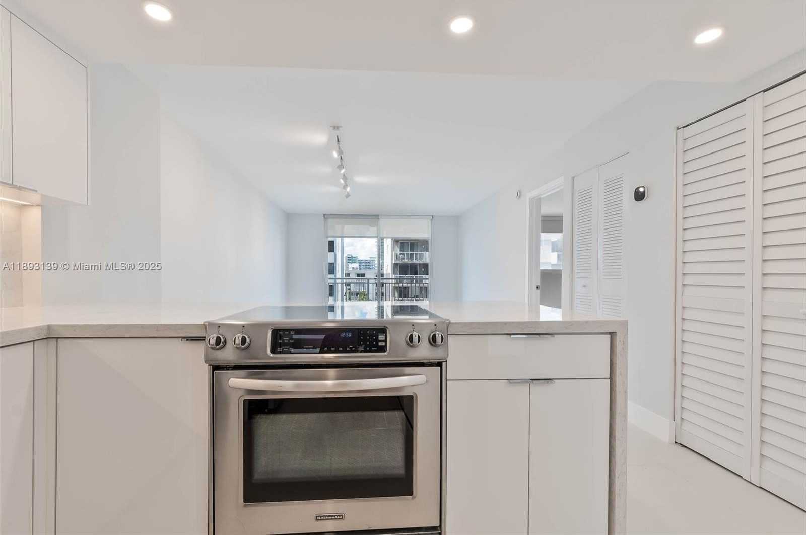 Small Image of 1665 BAY RD #522, Miami Beach Number 15