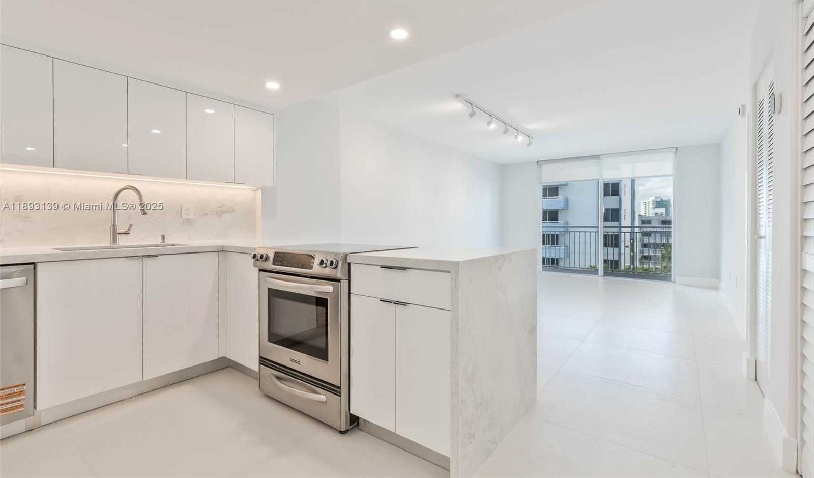 Small Image of 1665 BAY RD #522, Miami Beach Number 3