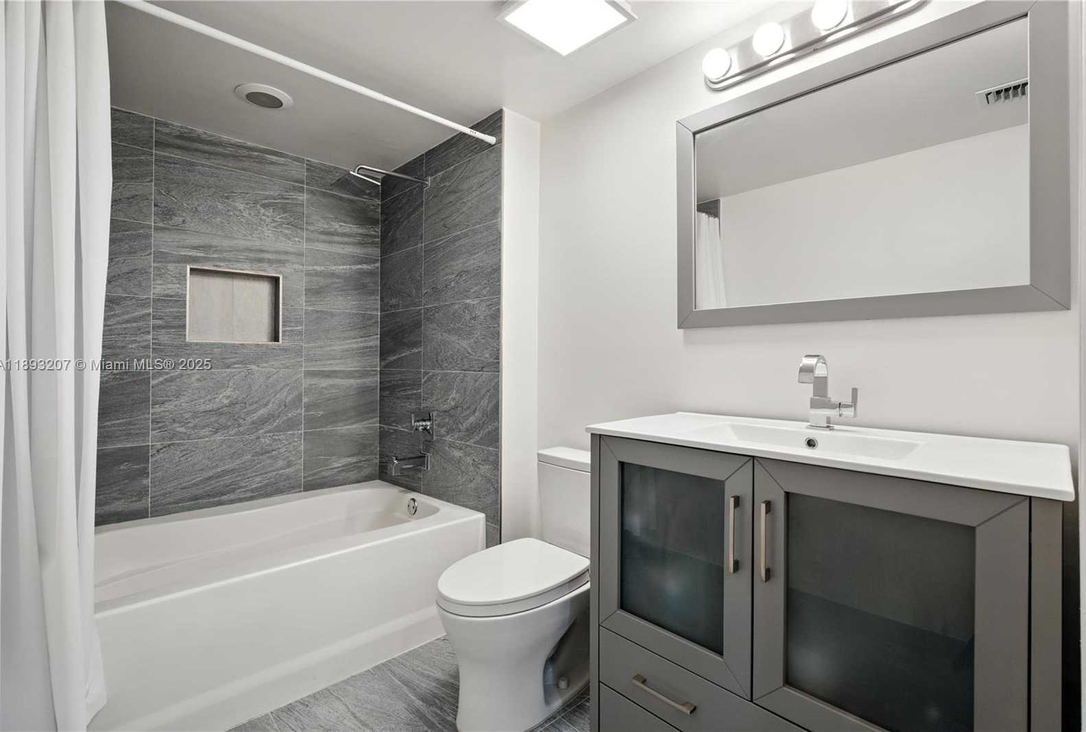 Small Image of 1155 BRICKELL BAY DR #703, Miami Number 6