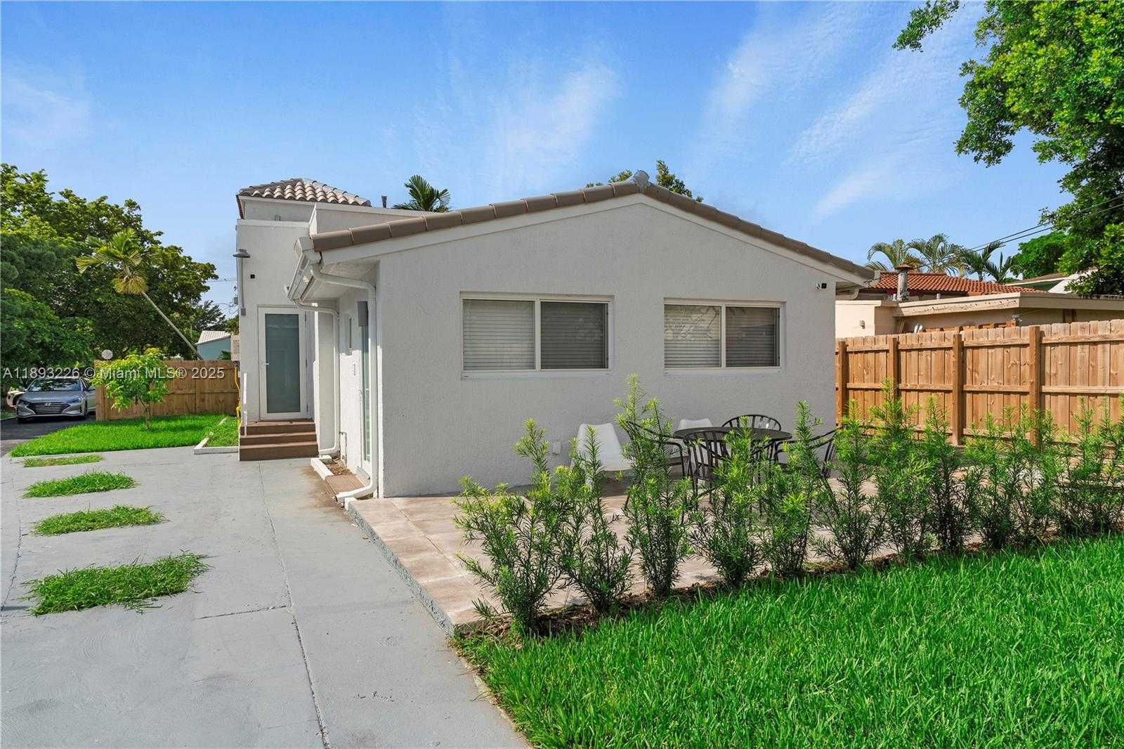 Small Image of 1637 JACKSON ST #1-3, Hollywood Number 3