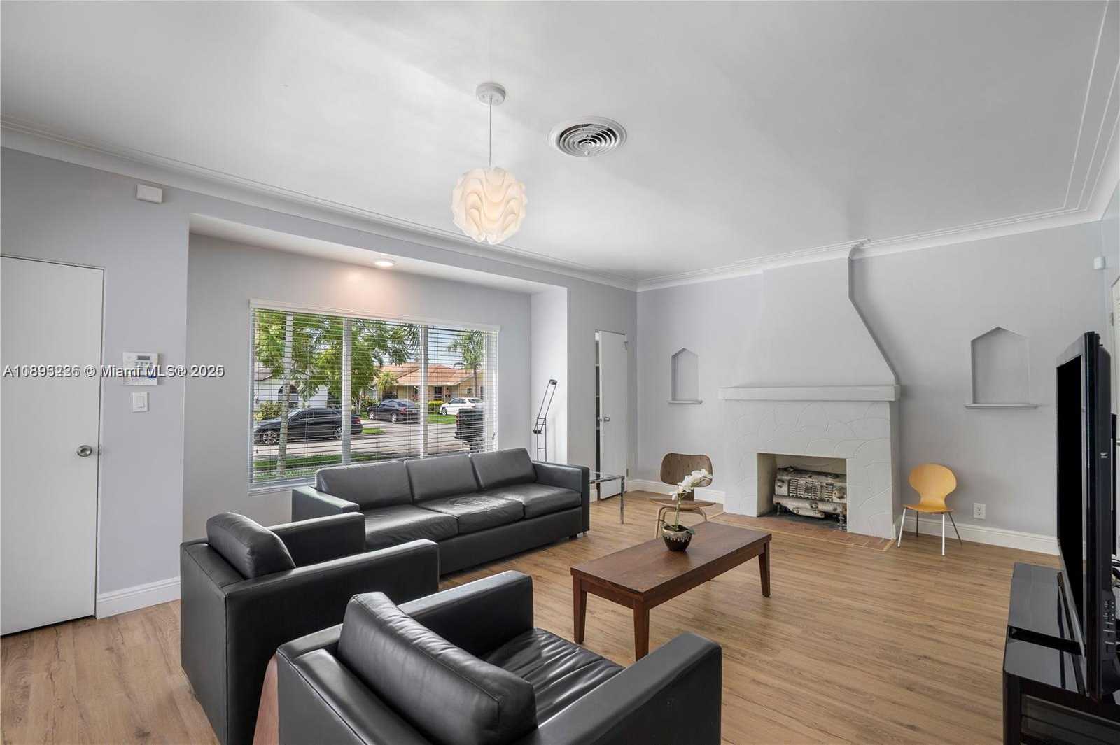 Small Image of 1637 JACKSON ST #1-3, Hollywood Number 8