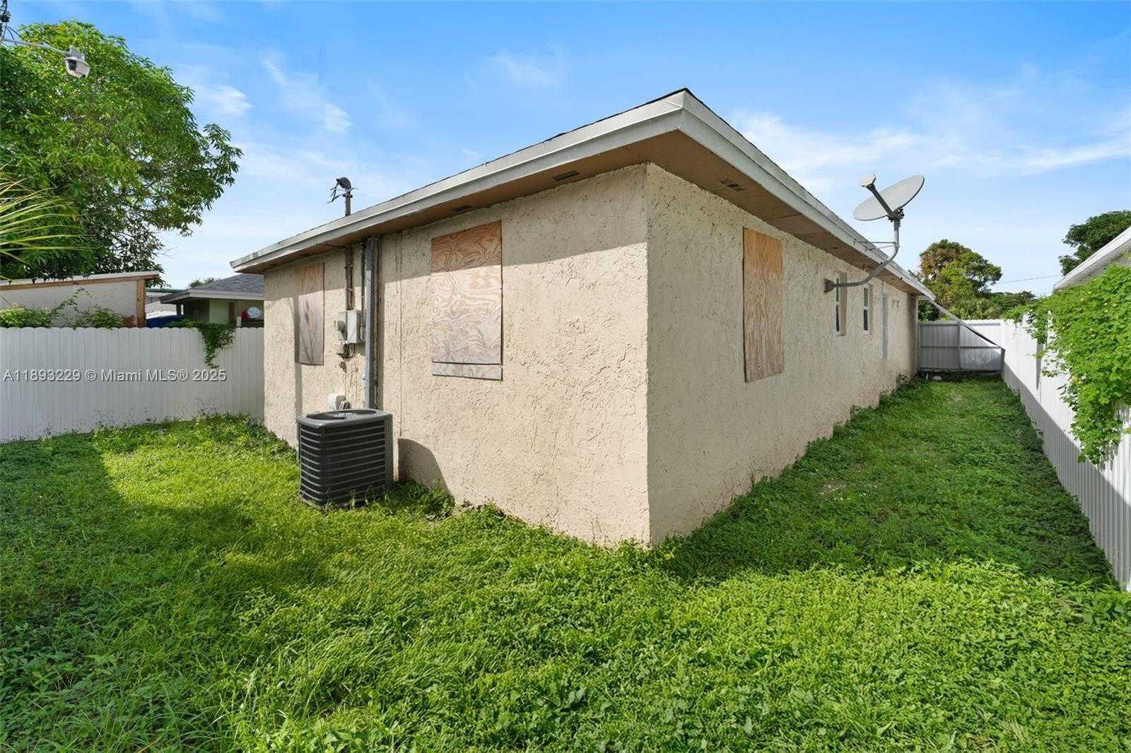 Small Image of 1032 18TH ST, West Palm Beach Number 4