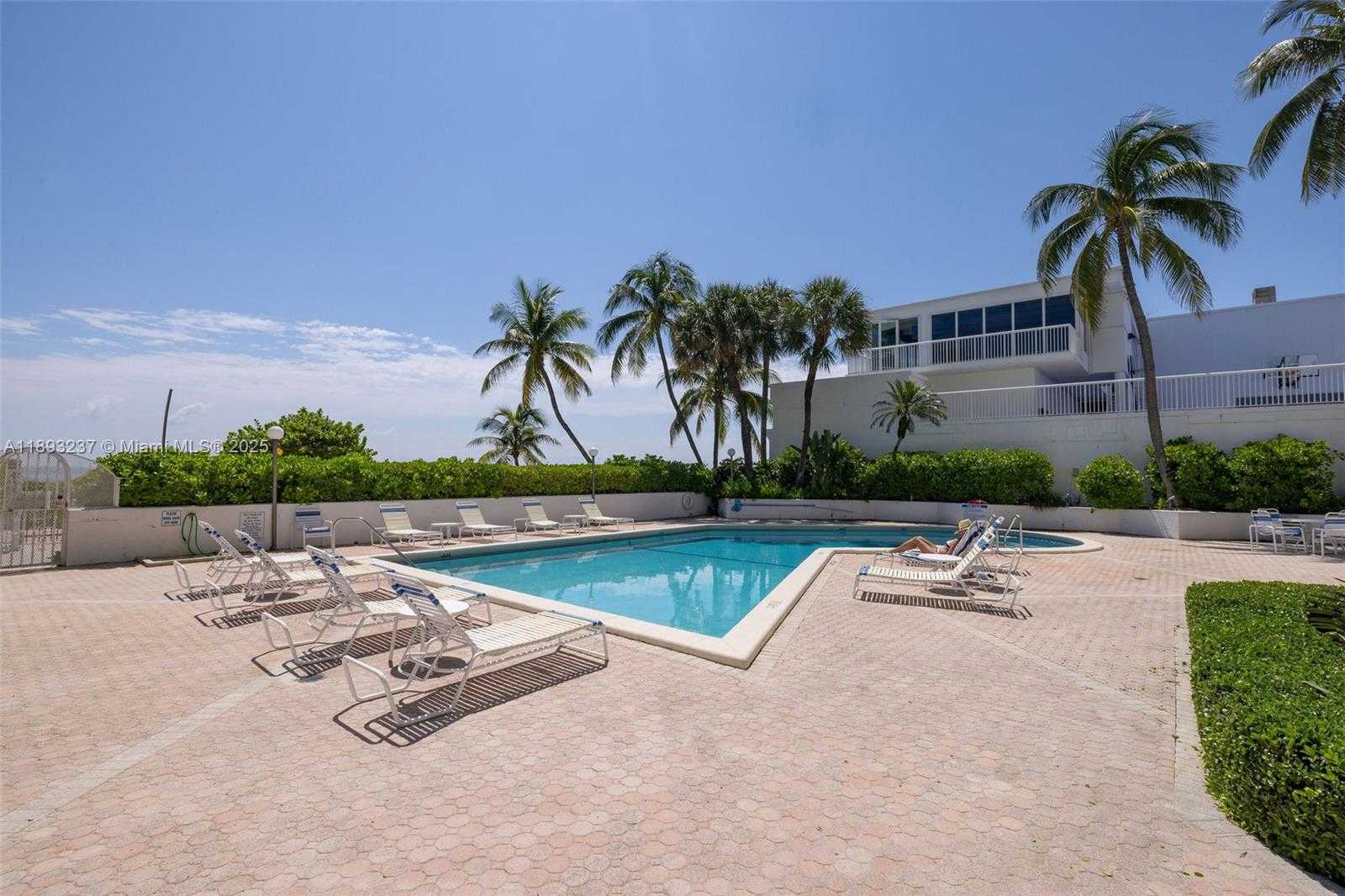Small Image of 5415 COLLINS AVE #304, Miami Beach Number 2