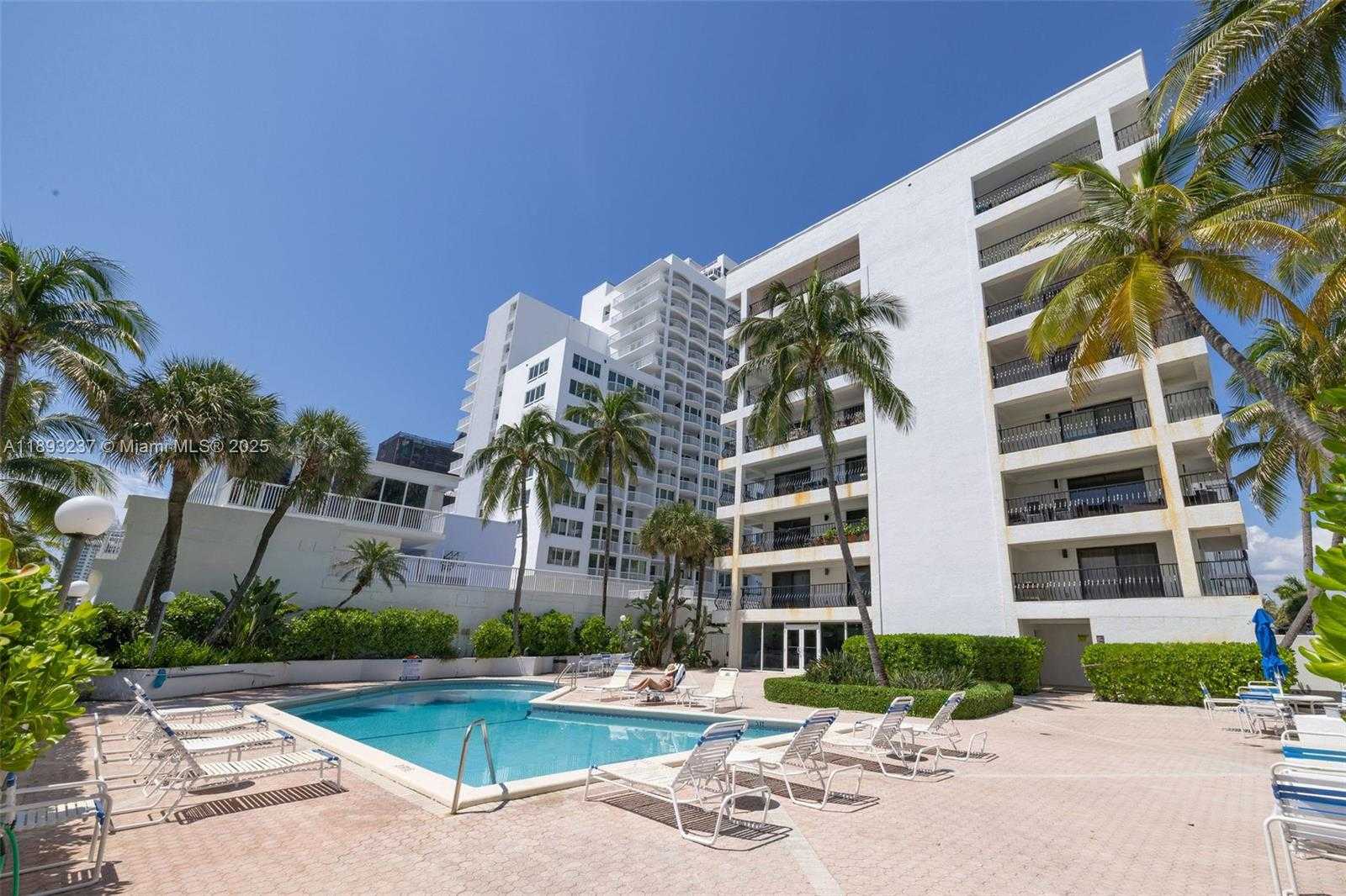 Small Image of 5415 COLLINS AVE #304, Miami Beach Number 4