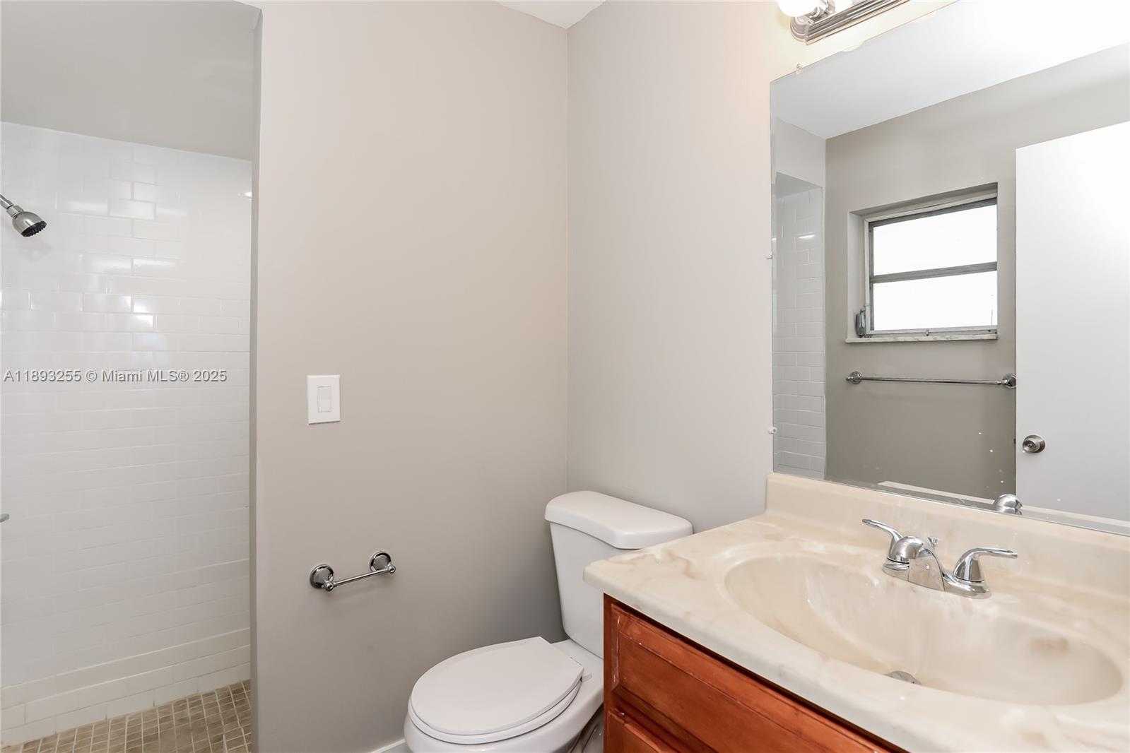 Small Image of 11041 GLENWOOD DR, Coral Springs Number 12