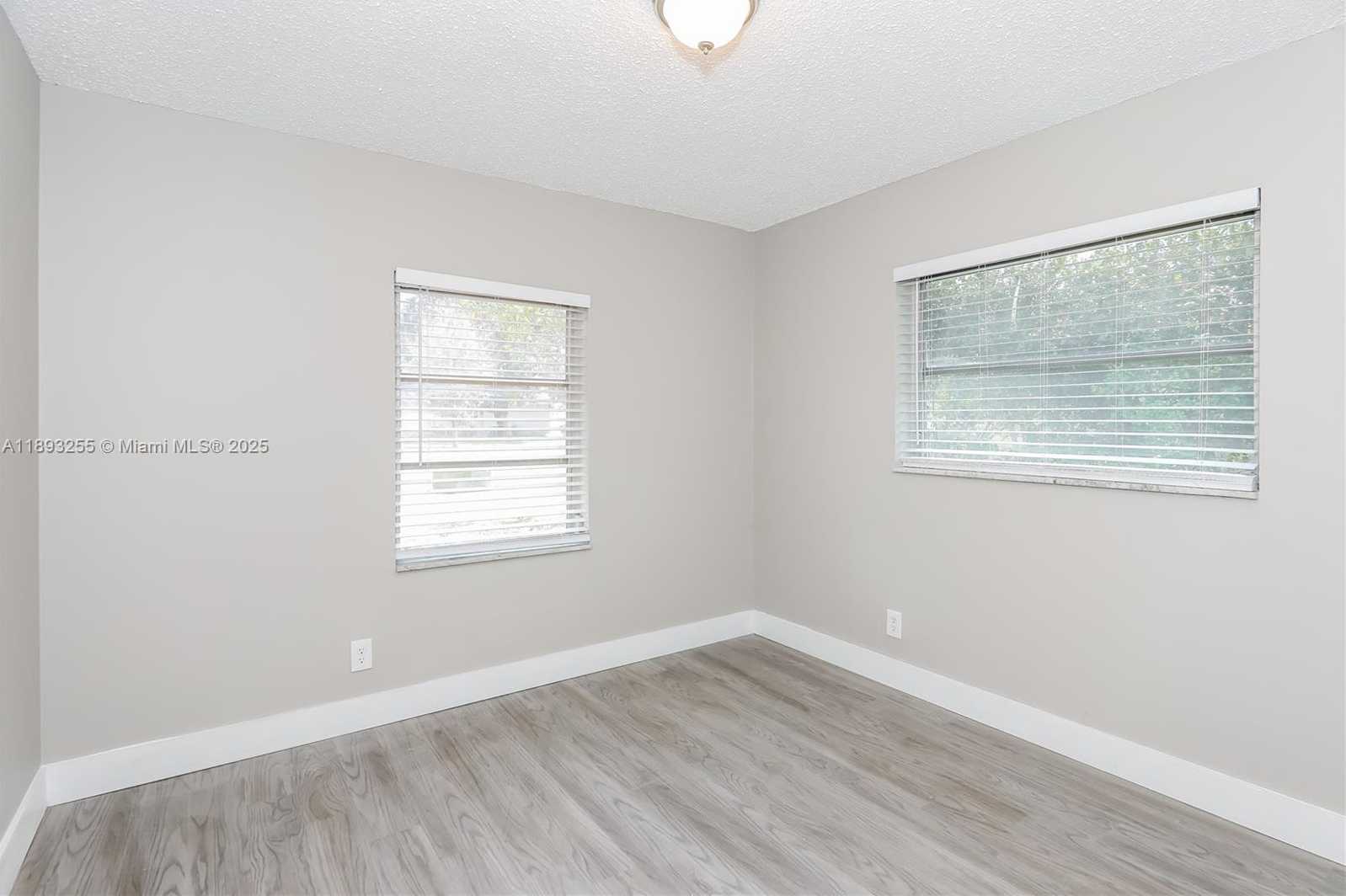 Small Image of 11041 GLENWOOD DR, Coral Springs Number 13