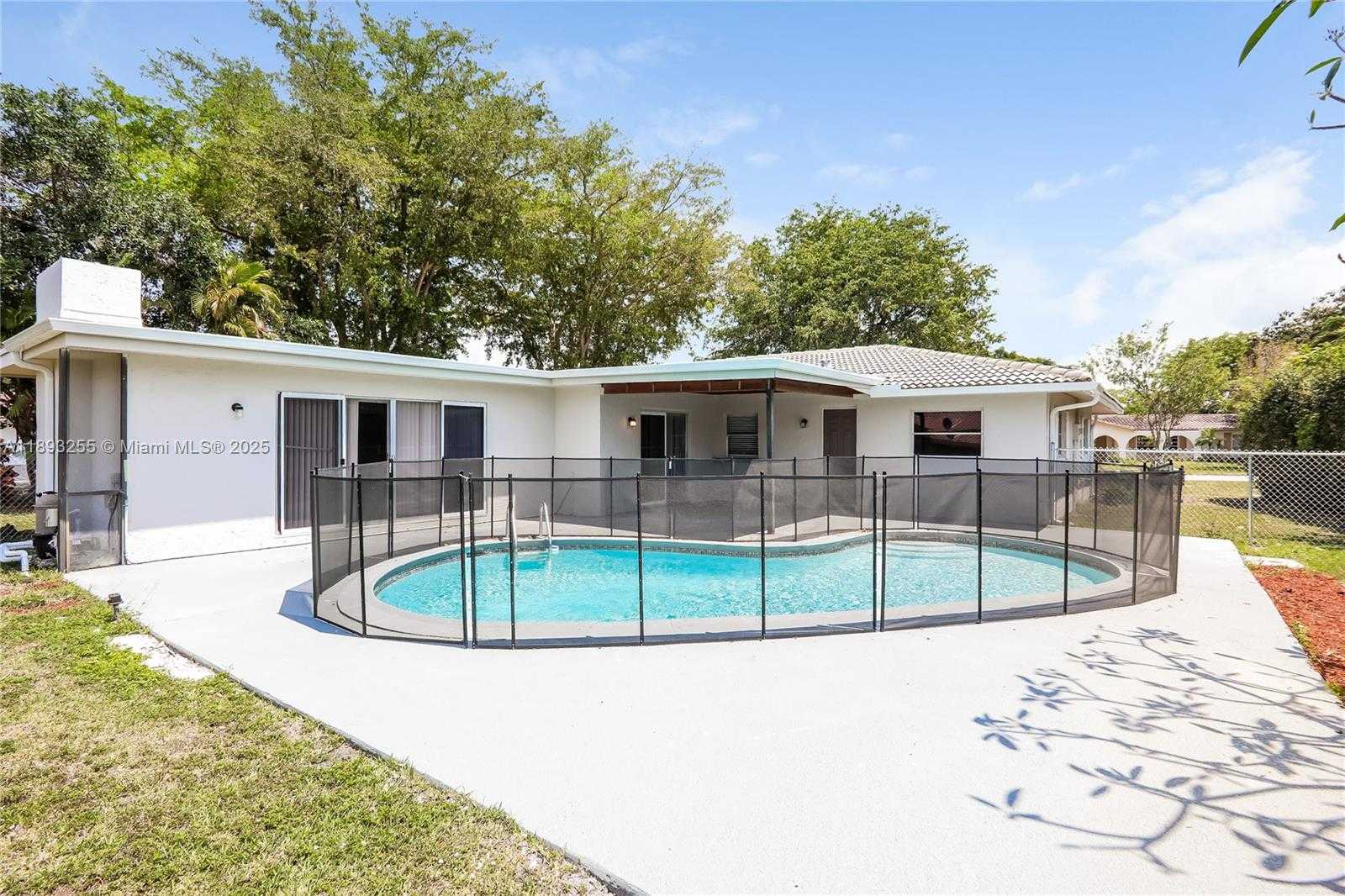 Small Image of 11041 GLENWOOD DR, Coral Springs Number 15